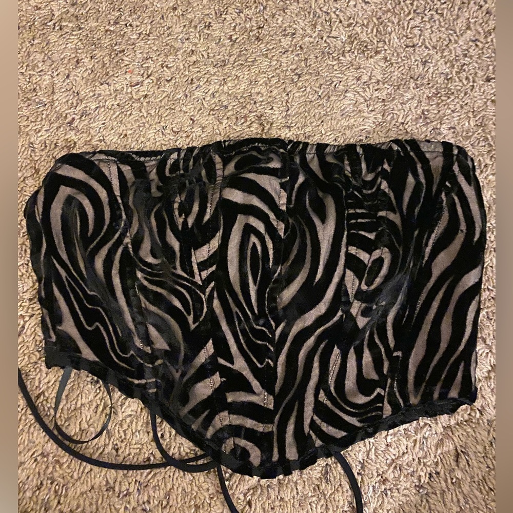 BNWT princess Polly sierra top in black velvet size 2